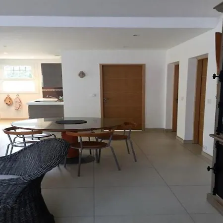 Centre Proche Gare Commerces Et Plage Spacieux T3 Avec Terrasse. 1 *